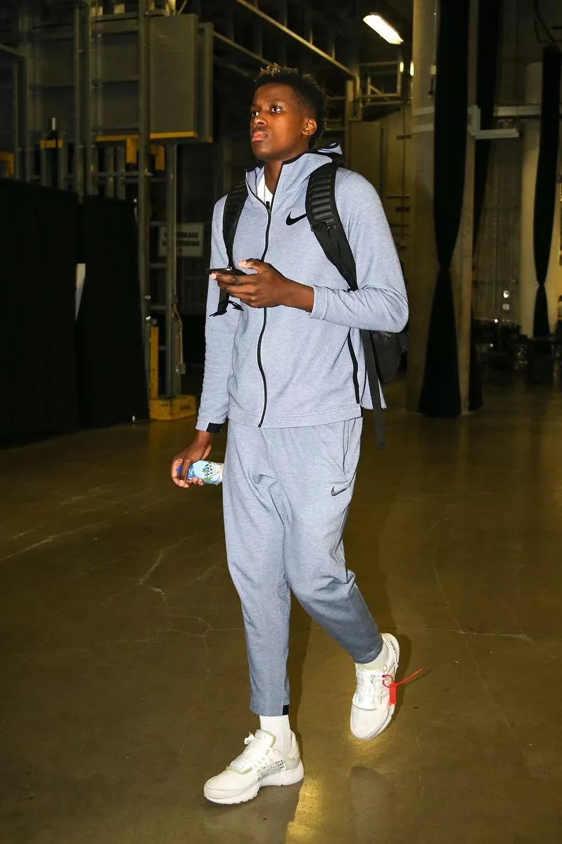 由未成年人 由未成年人